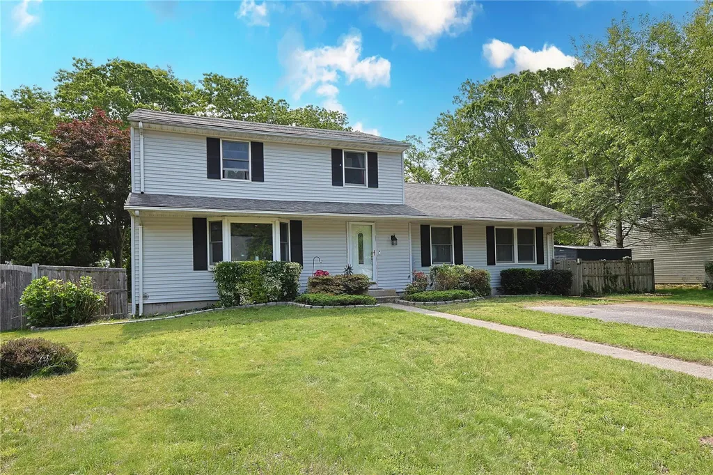33 Highview Lane Ridge NY 11961