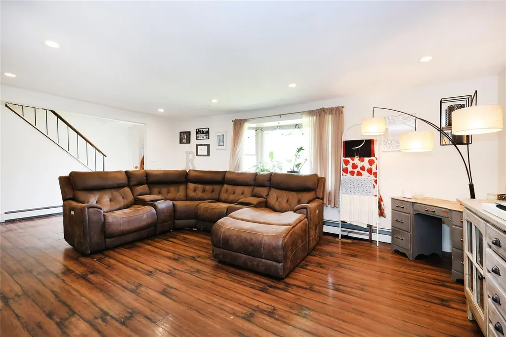 33 Highview Lane Ridge NY 11961