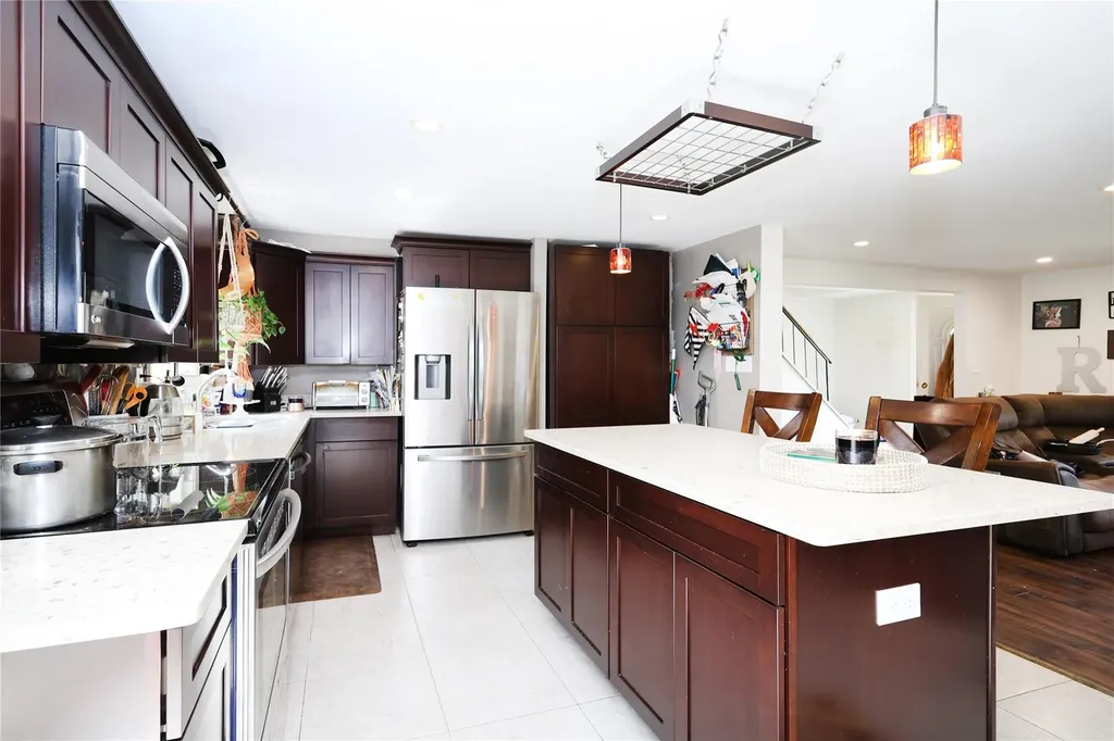 33 Highview Lane Ridge NY 11961