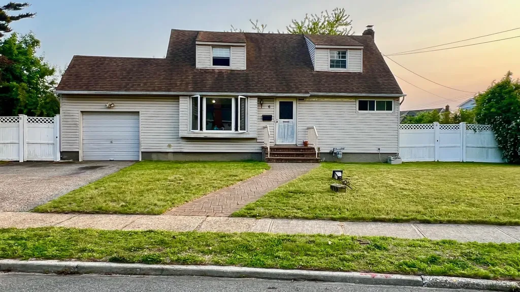 6 Maple Lane Oyster Bay NY 11762