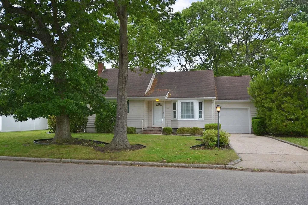 78 Avenue E Holbrook NY 11741