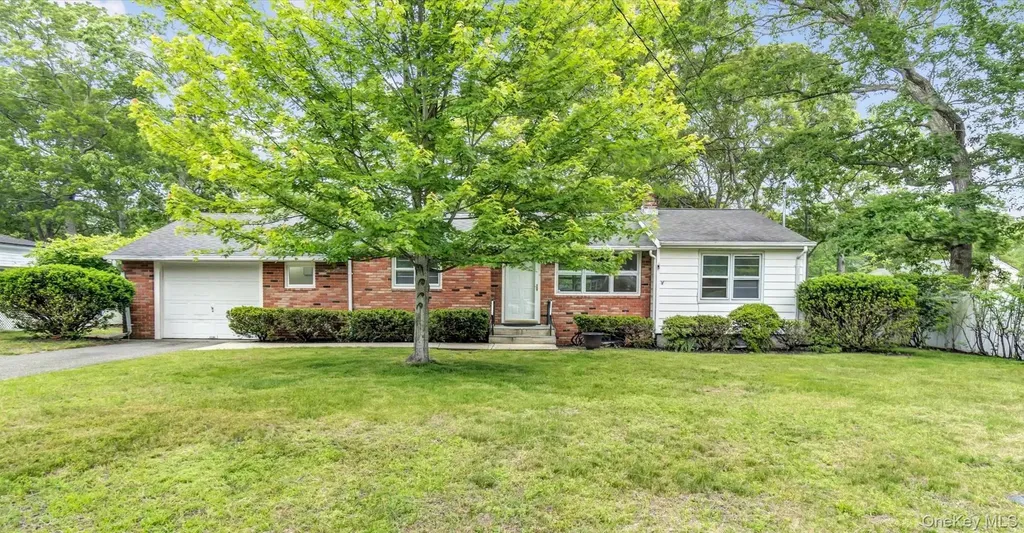 4 Holiday Court Hampton Bays NY 11946