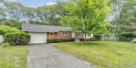 4 Holiday Court Hampton Bays NY 11946
