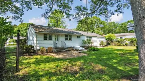 4 Holiday Court Hampton Bays NY 11946