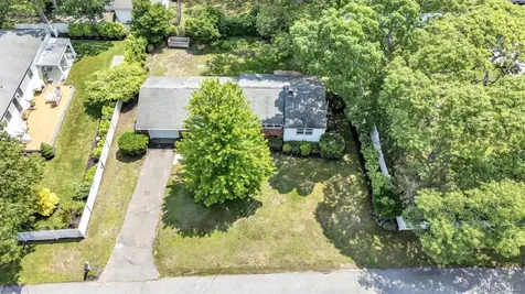 4 Holiday Court Hampton Bays NY 11946