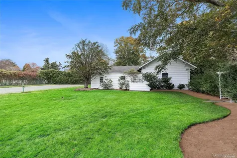 22 Bayfield Lane Westhampton Beach NY 11978