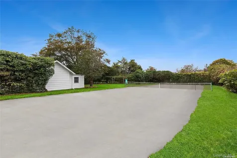 22 Bayfield Lane Westhampton Beach NY 11978