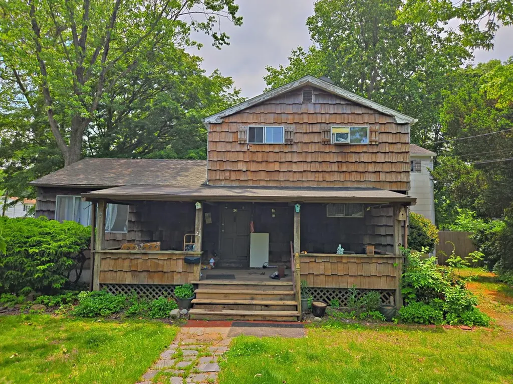 24 E Oakdale Street Bay Shore NY 11706