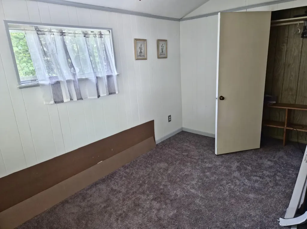24 E Oakdale Street Bay Shore NY 11706