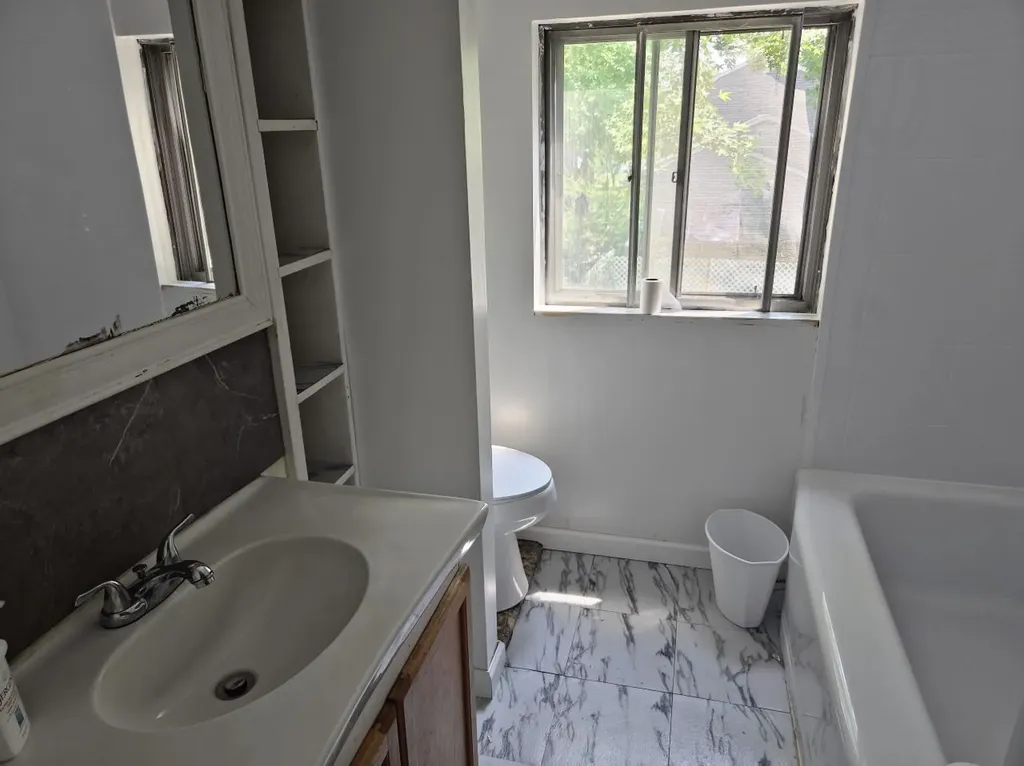 24 E Oakdale Street Bay Shore NY 11706