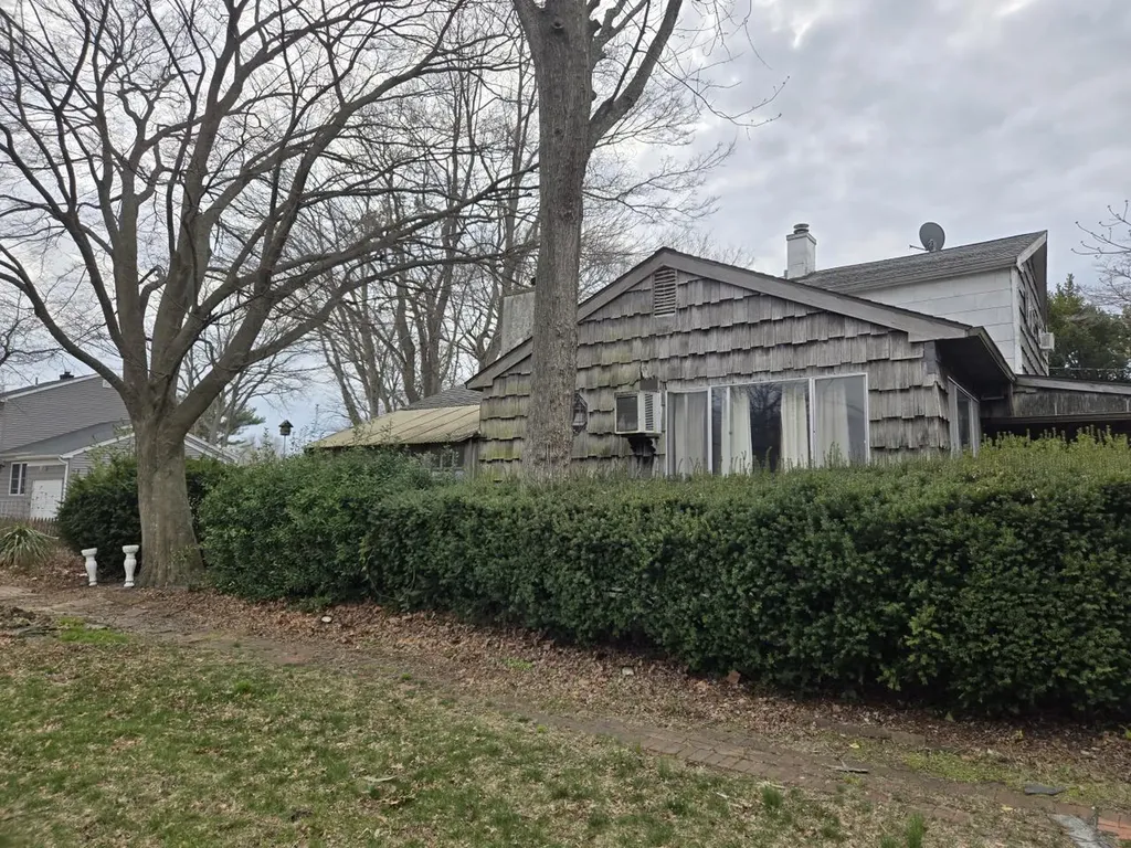 24 E Oakdale Street Bay Shore NY 11706