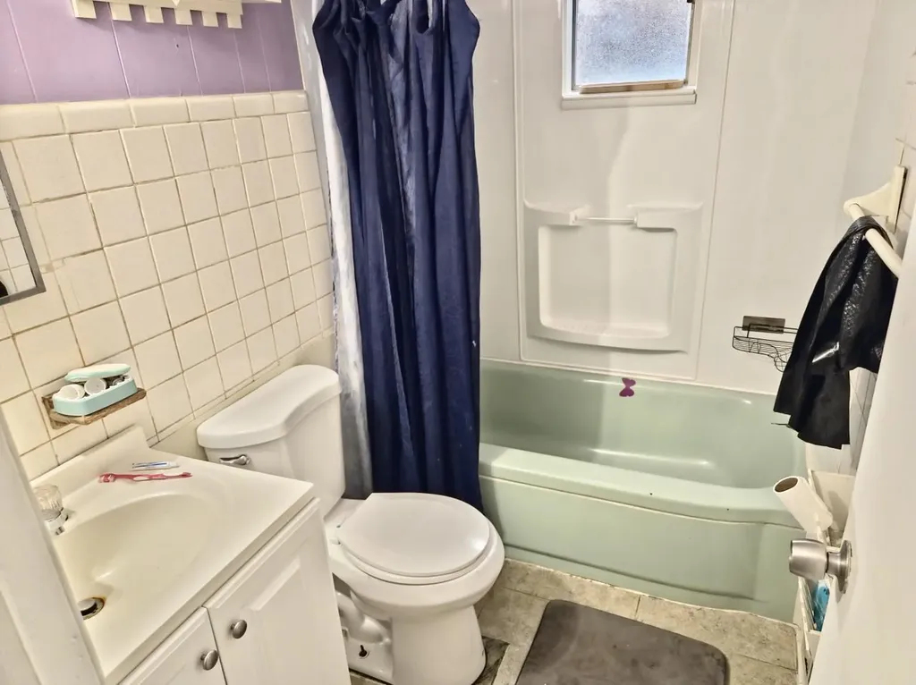 24 E Oakdale Street Bay Shore NY 11706