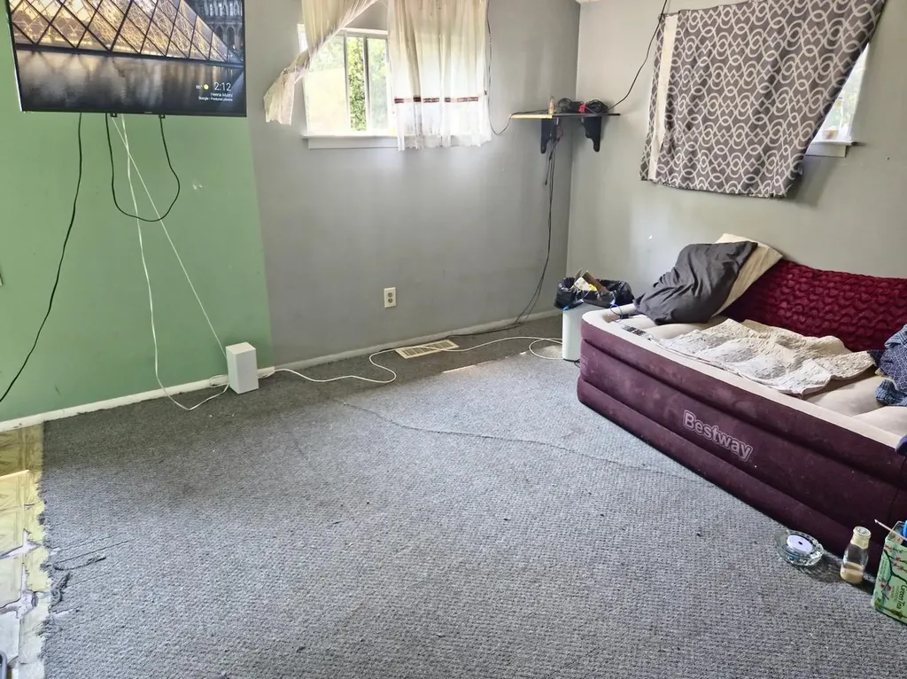 24 E Oakdale Street Bay Shore NY 11706