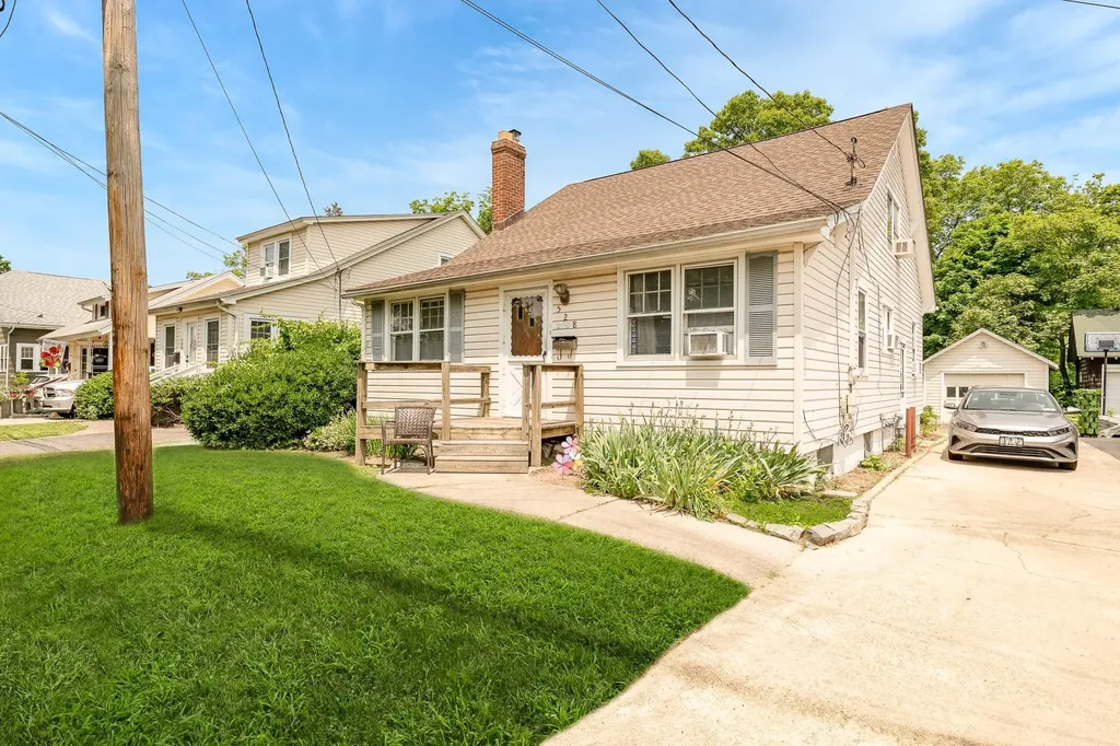 528 Washington Avenue Lindenhurst NY 11757