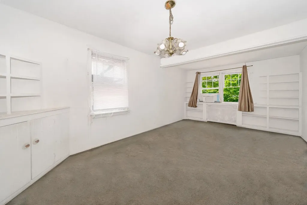 528 Washington Avenue Lindenhurst NY 11757
