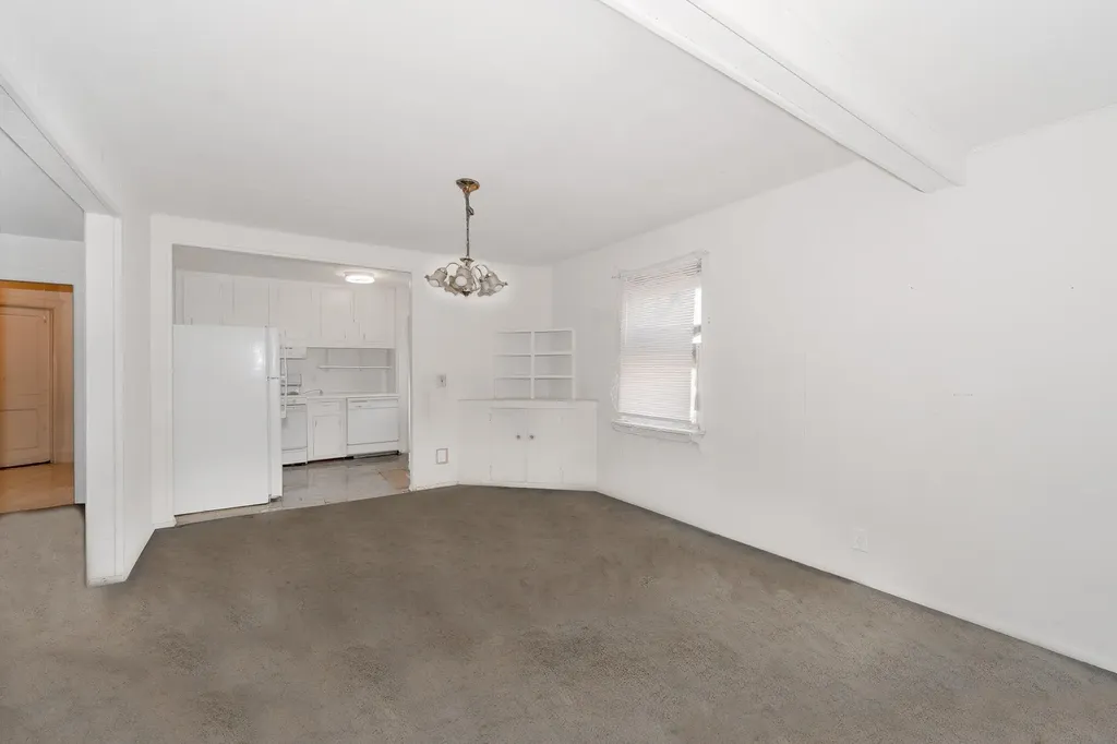 528 Washington Avenue Lindenhurst NY 11757