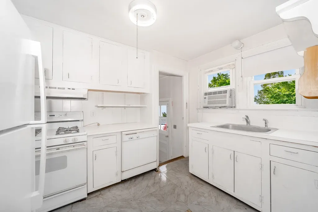 528 Washington Avenue Lindenhurst NY 11757