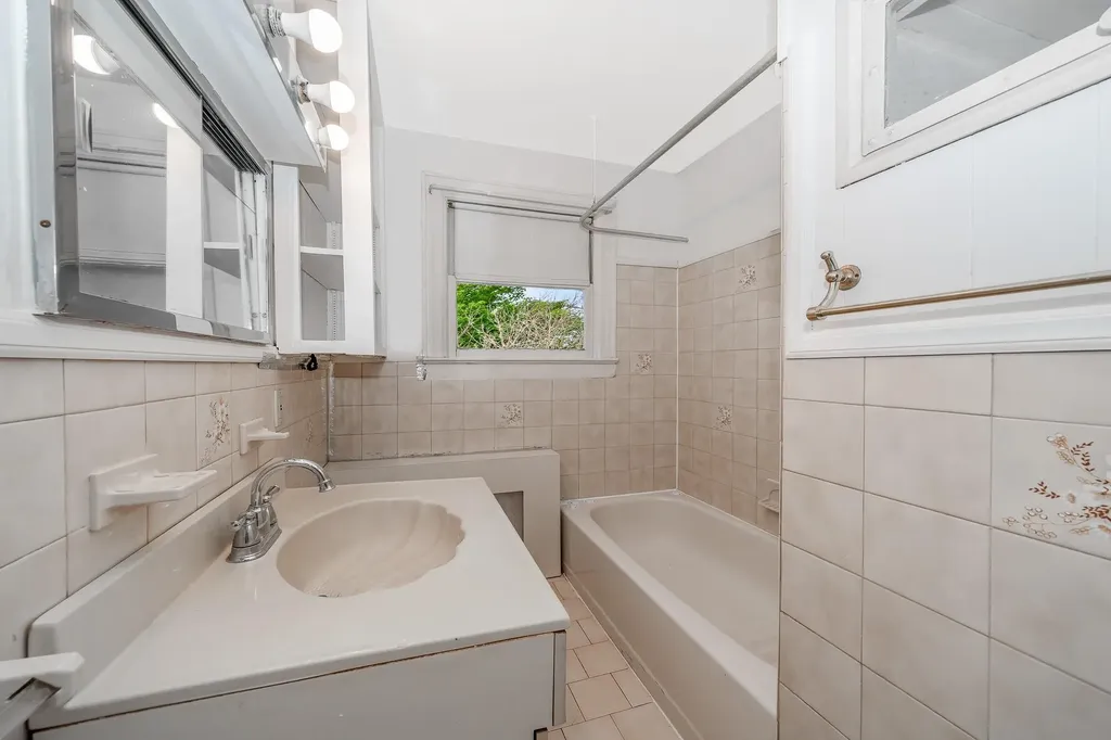 528 Washington Avenue Lindenhurst NY 11757