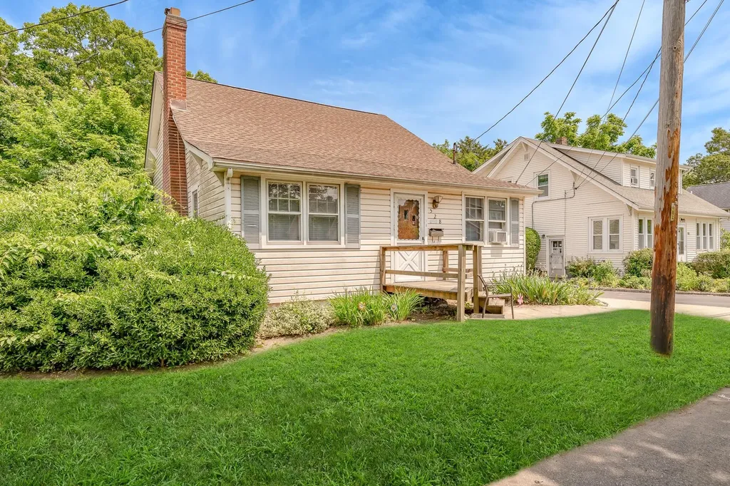 528 Washington Avenue Lindenhurst NY 11757