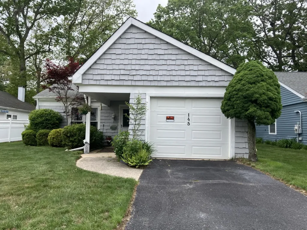 145 Edinburgh Drive Ridge NY 11961