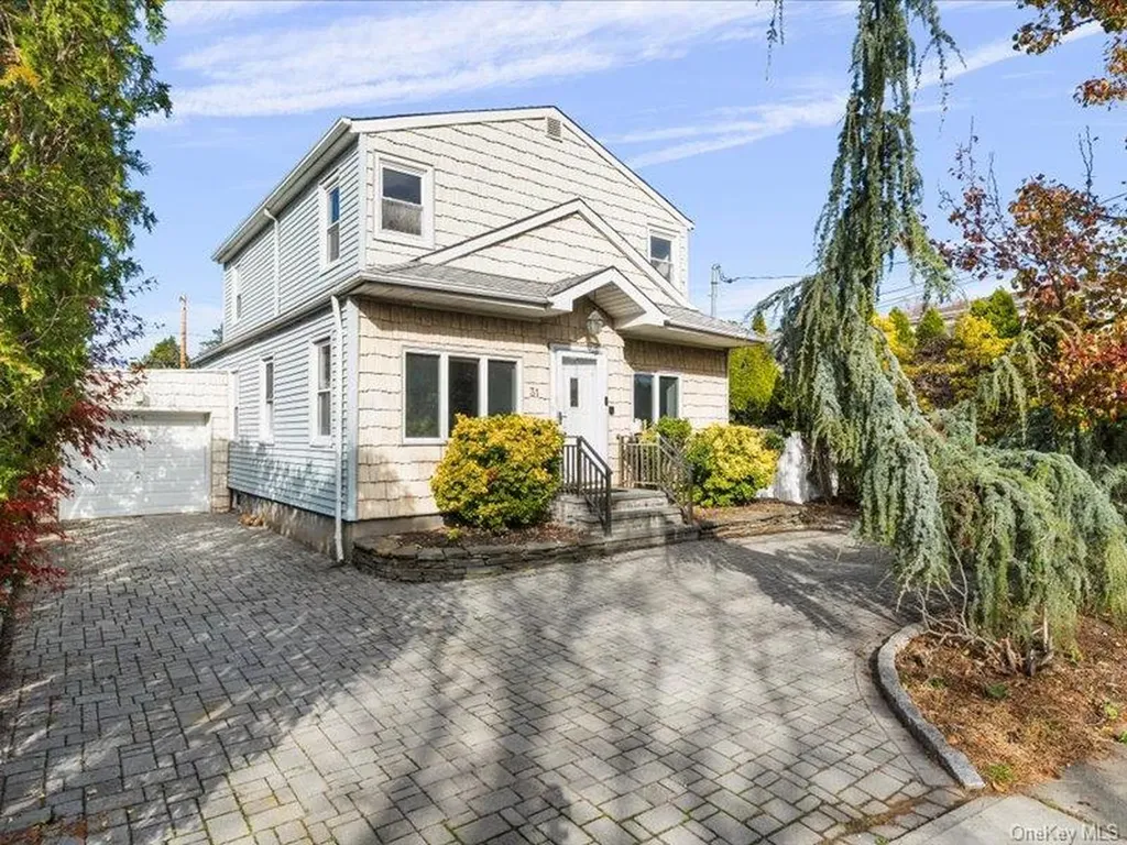 31 Broadmoor Lane Westbury NY 11590