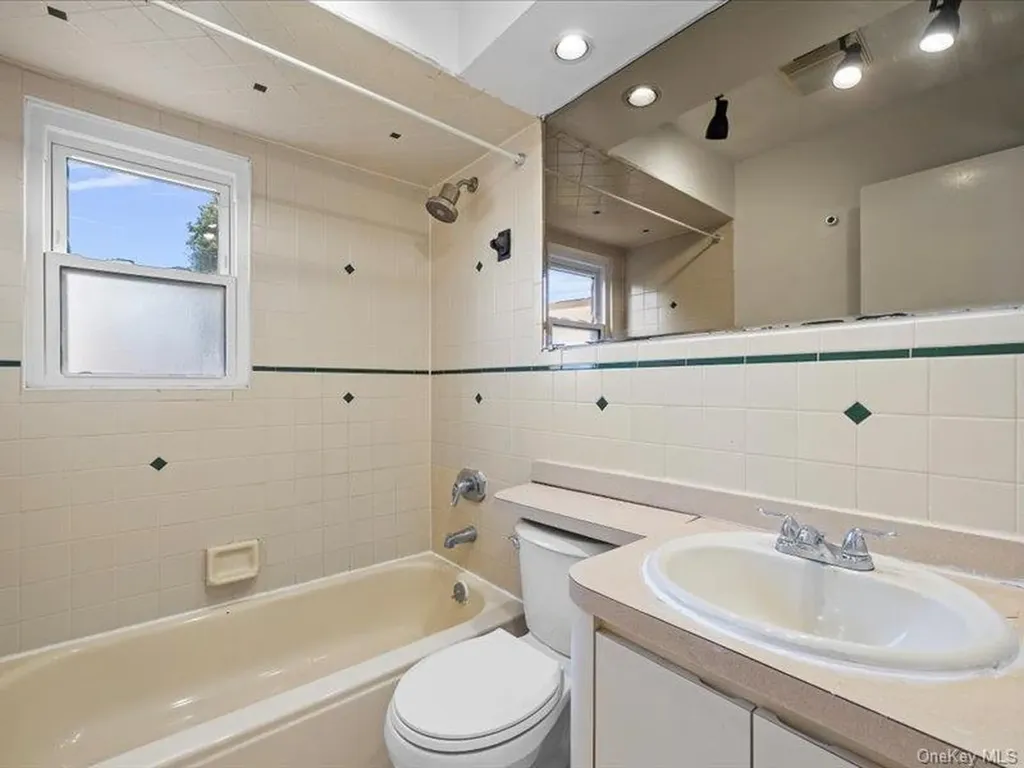 31 Broadmoor Lane Westbury NY 11590
