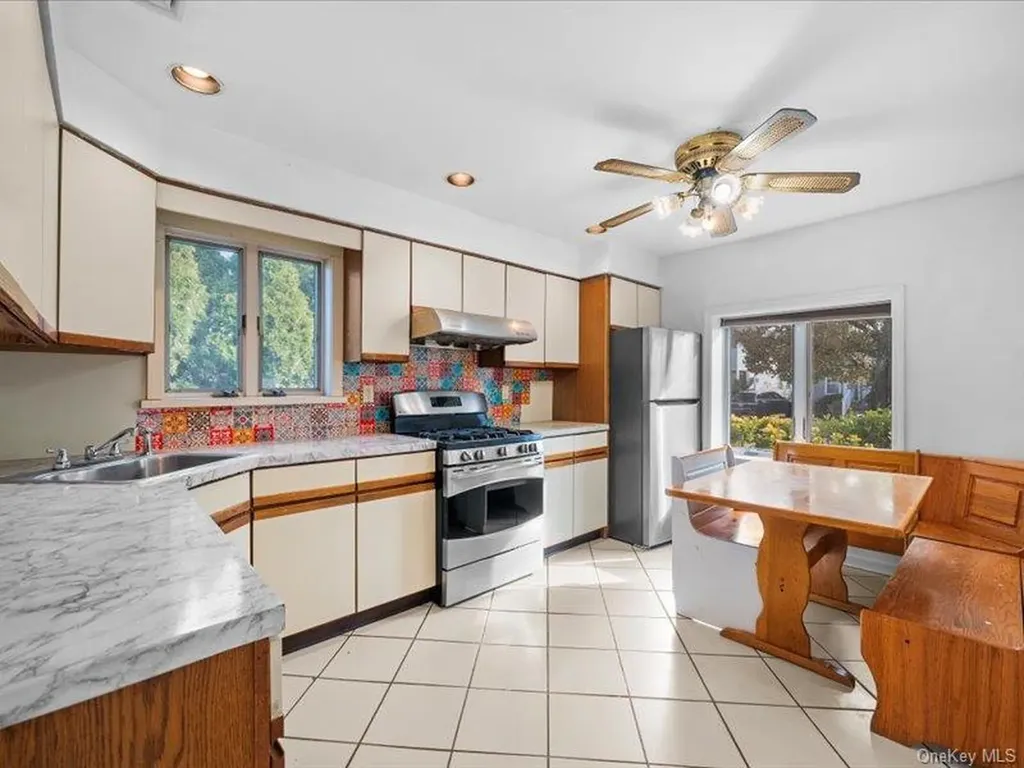 31 Broadmoor Lane Westbury NY 11590