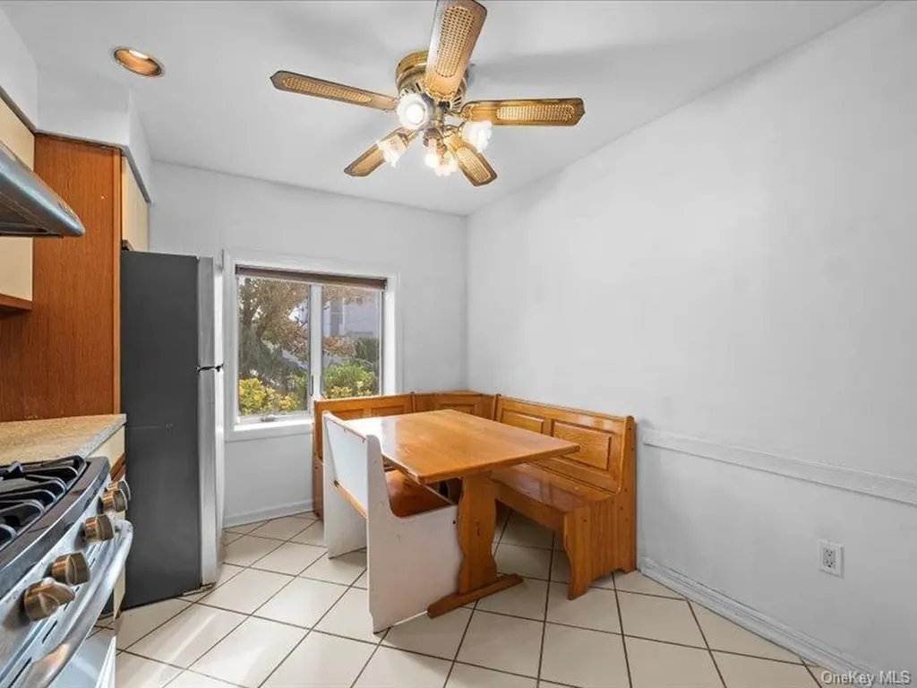 31 Broadmoor Lane Westbury NY 11590