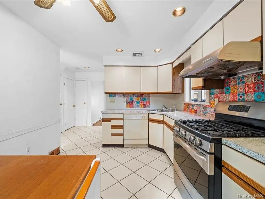 31 Broadmoor Lane Westbury NY 11590