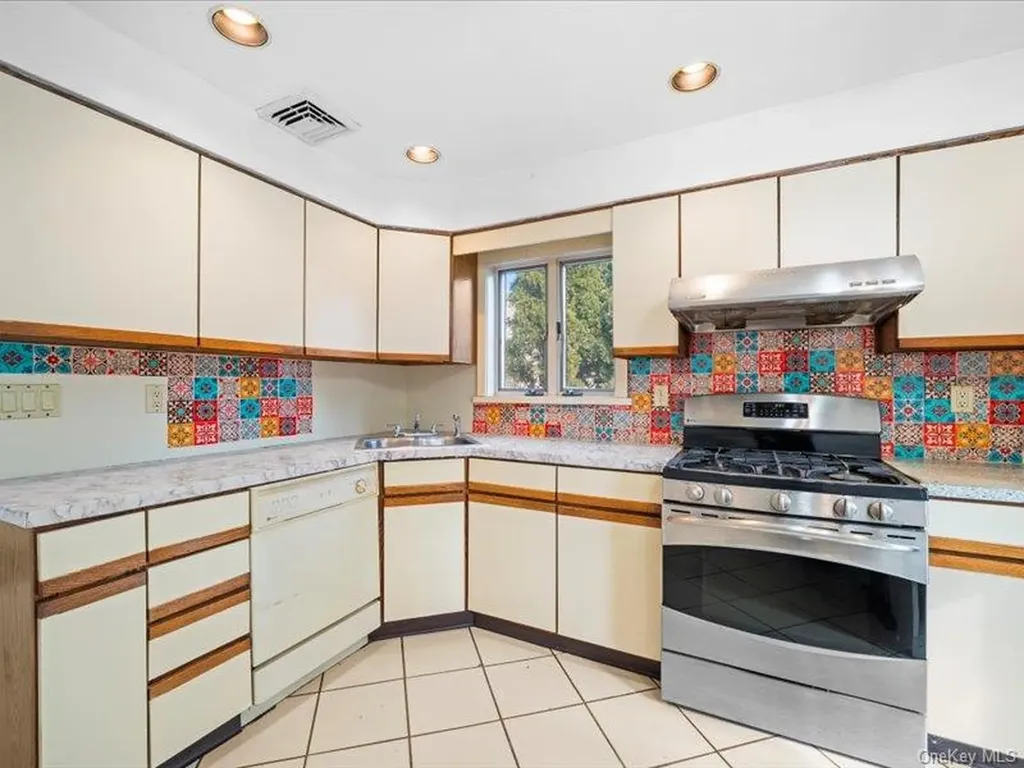 31 Broadmoor Lane Westbury NY 11590