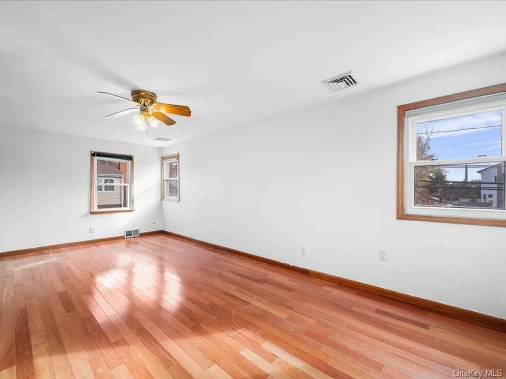 31 Broadmoor Lane Westbury NY 11590