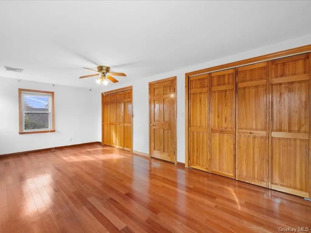 31 Broadmoor Lane Westbury NY 11590