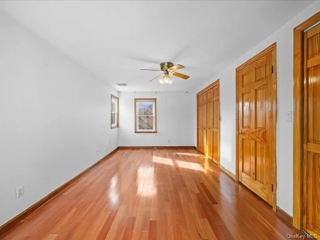 31 Broadmoor Lane Westbury NY 11590