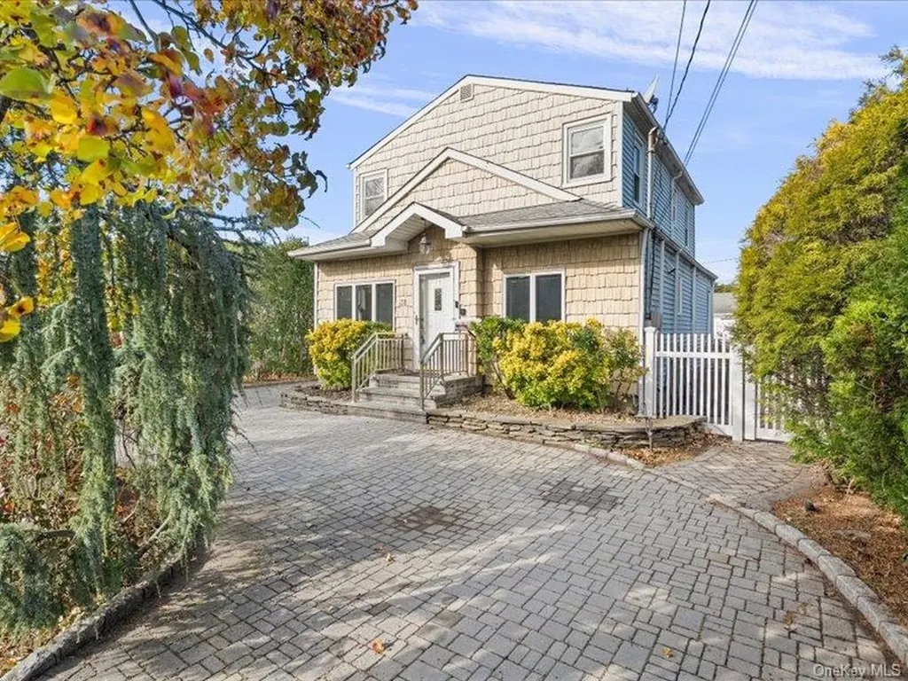 31 Broadmoor Lane Westbury NY 11590