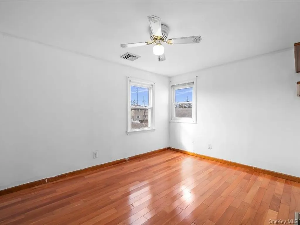 31 Broadmoor Lane Westbury NY 11590