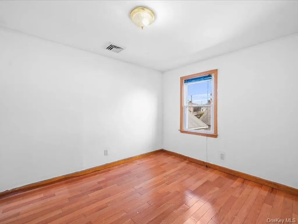 31 Broadmoor Lane Westbury NY 11590