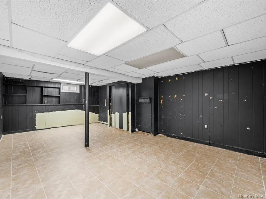 31 Broadmoor Lane Westbury NY 11590