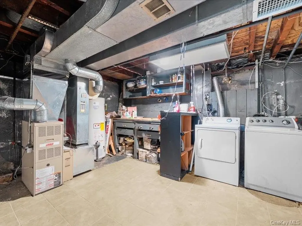 31 Broadmoor Lane Westbury NY 11590