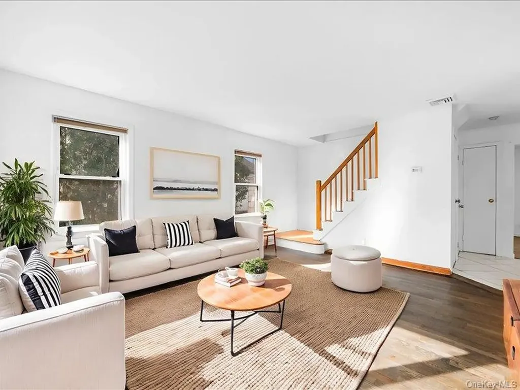 31 Broadmoor Lane Westbury NY 11590