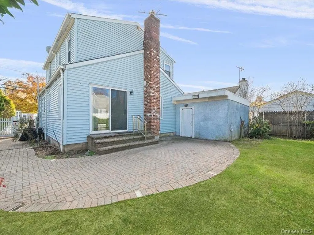 31 Broadmoor Lane Westbury NY 11590