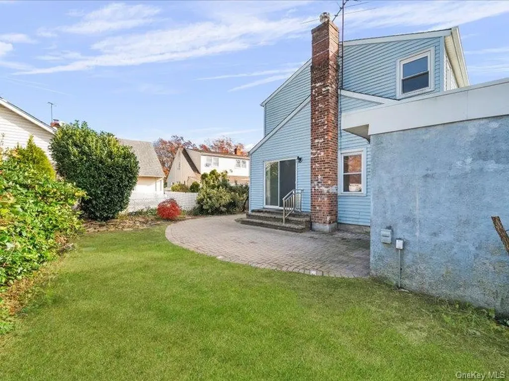 31 Broadmoor Lane Westbury NY 11590