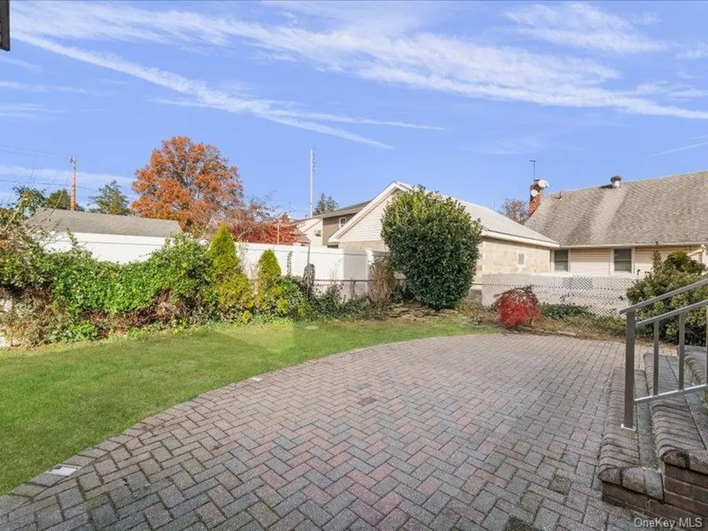 31 Broadmoor Lane Westbury NY 11590