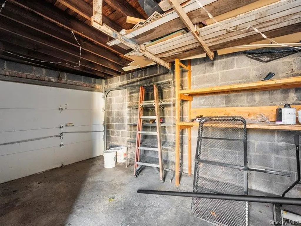 31 Broadmoor Lane Westbury NY 11590