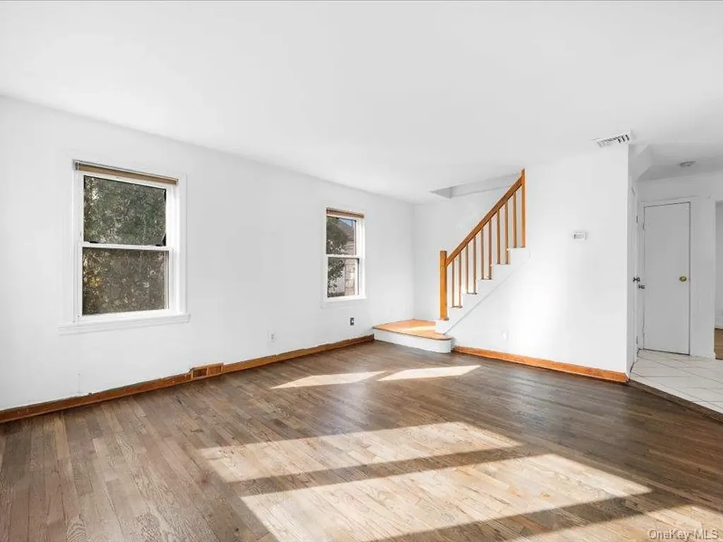 31 Broadmoor Lane Westbury NY 11590
