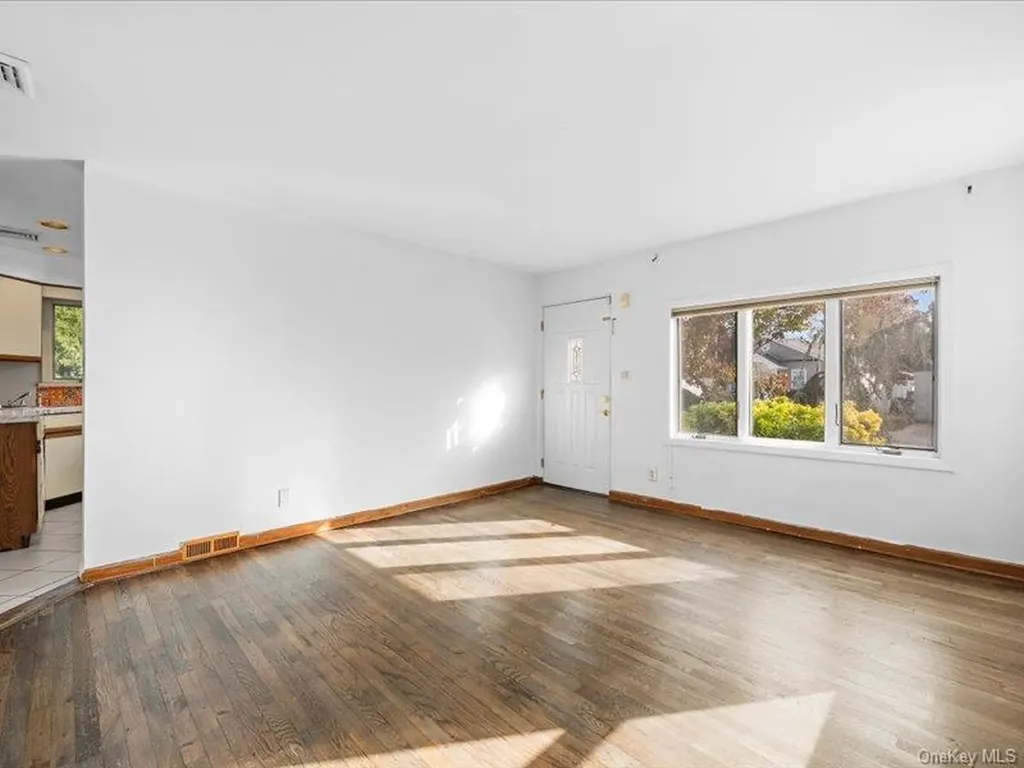 31 Broadmoor Lane Westbury NY 11590