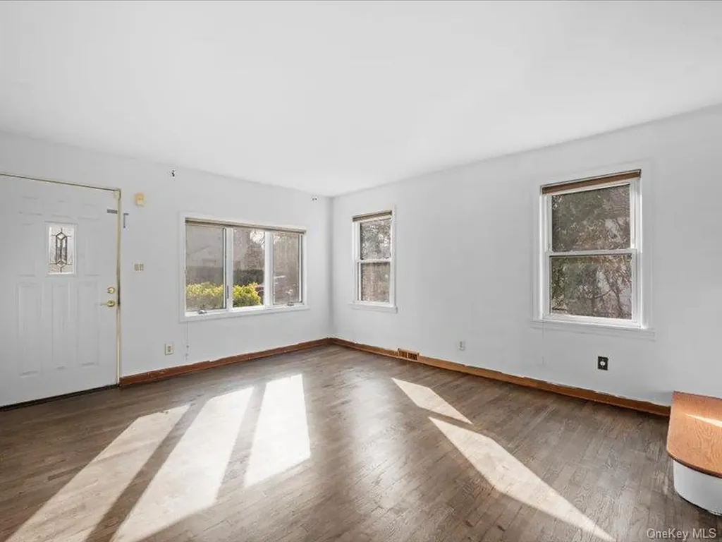 31 Broadmoor Lane Westbury NY 11590