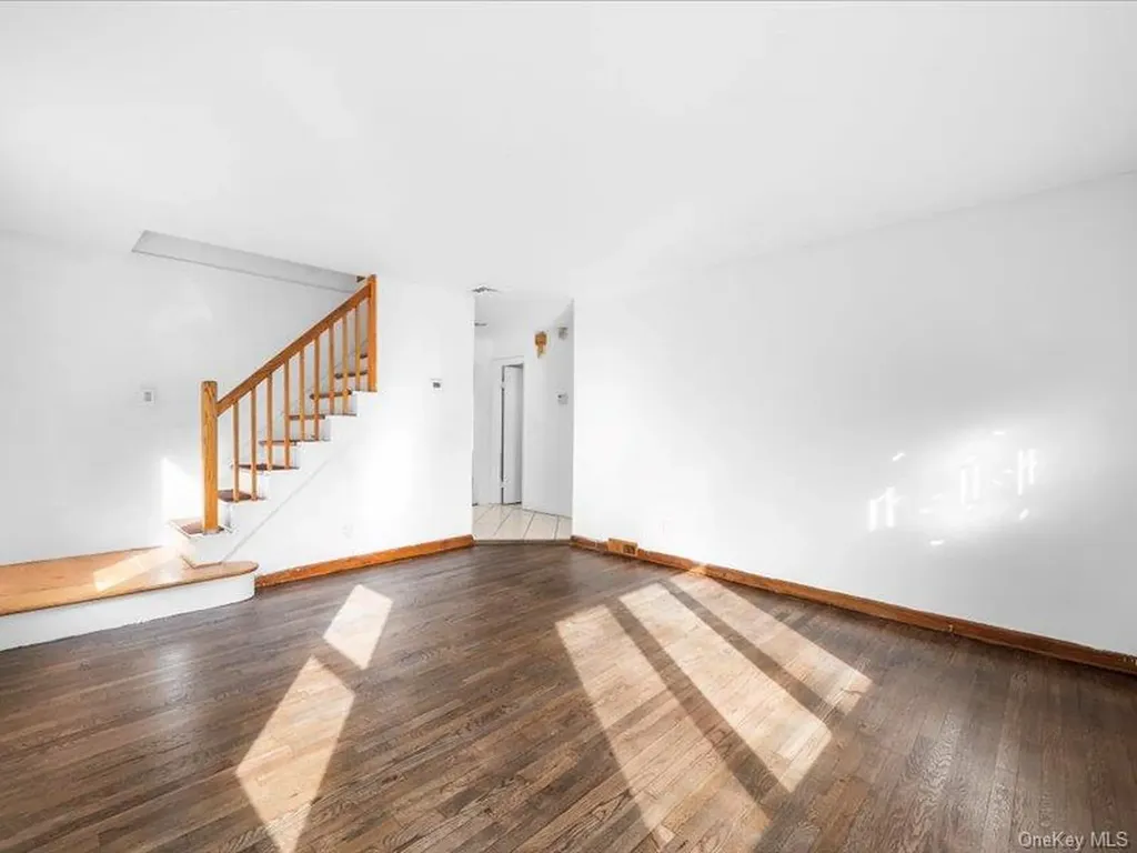 31 Broadmoor Lane Westbury NY 11590