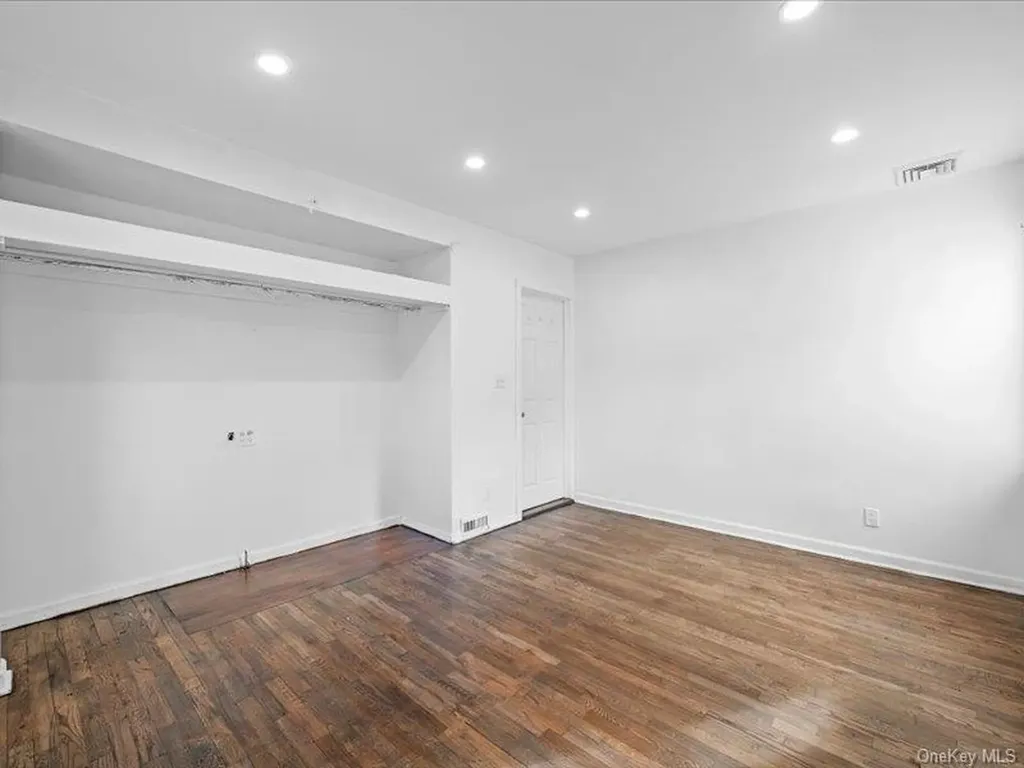 31 Broadmoor Lane Westbury NY 11590