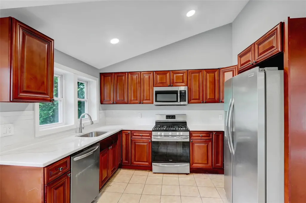 68 Broadway Mastic NY 11950