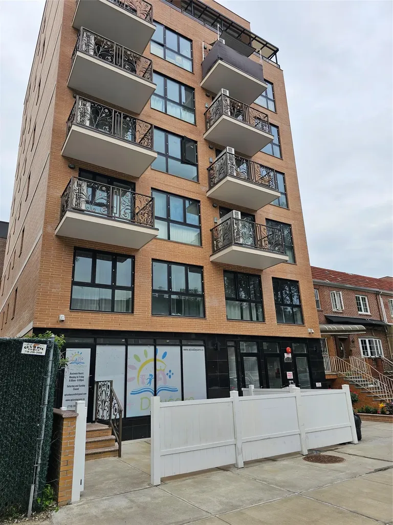 10525 65th Road Forest Hills NY 11375